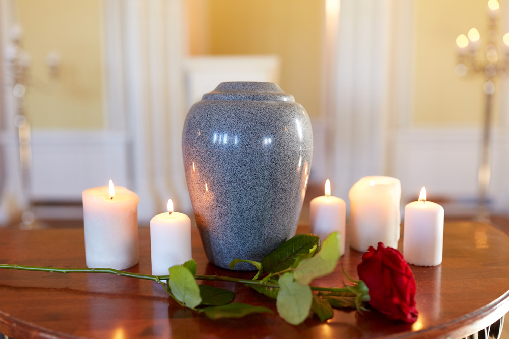 cremation-urn-on-table-candles-flowers cremation-urn-on-table-candles-flowers